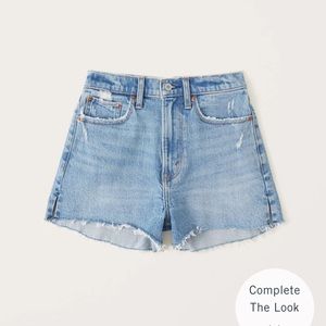 Abercrombie high rise mom shorts in medium light wash
